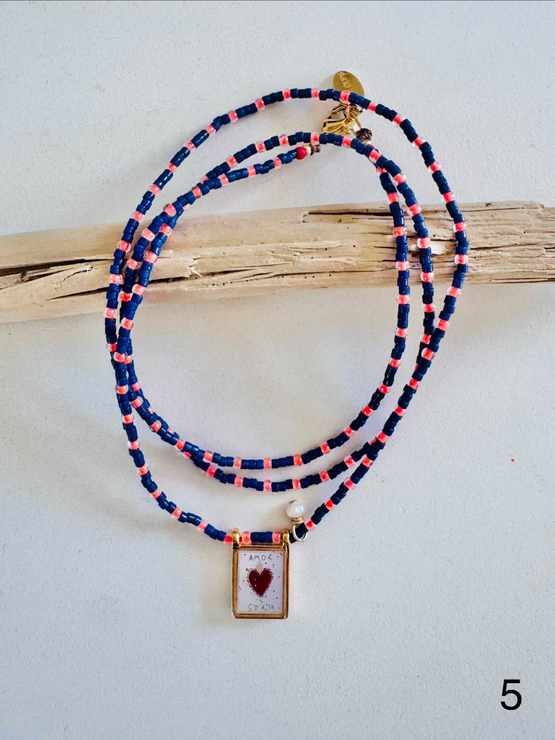 AMULET color coeur sacre perles marine corail Collier AMULET cœur rouge sacré sur collier de perles marine et corail, bijou porte-bonheur - Mademoiselle Oups