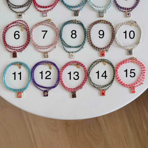 Collection complète des 15 colliers AMULET édition limitée, scapulaires émaillés montés sur perles colorées - Mademoiselle Oups