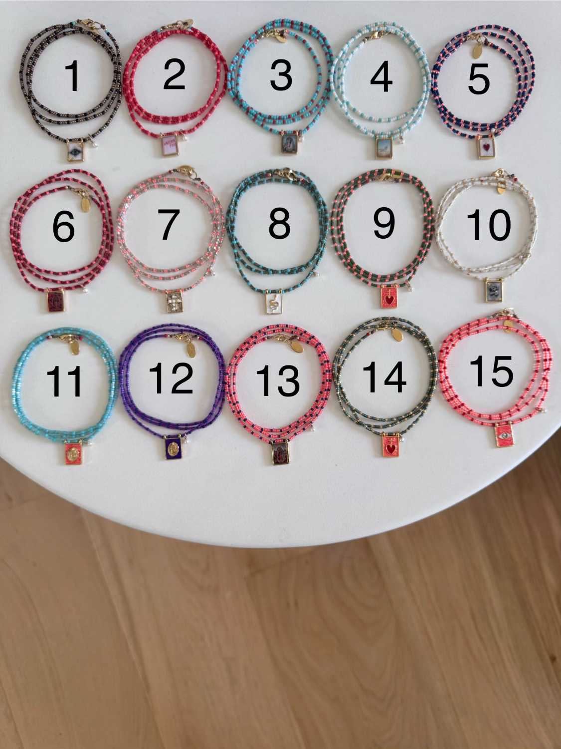AMULET color collection complète scapulaires et perles colorees Collection complète des 15 colliers AMULET édition limitée, scapulaires émaillés montés sur perles colorées - Mademoiselle Oups