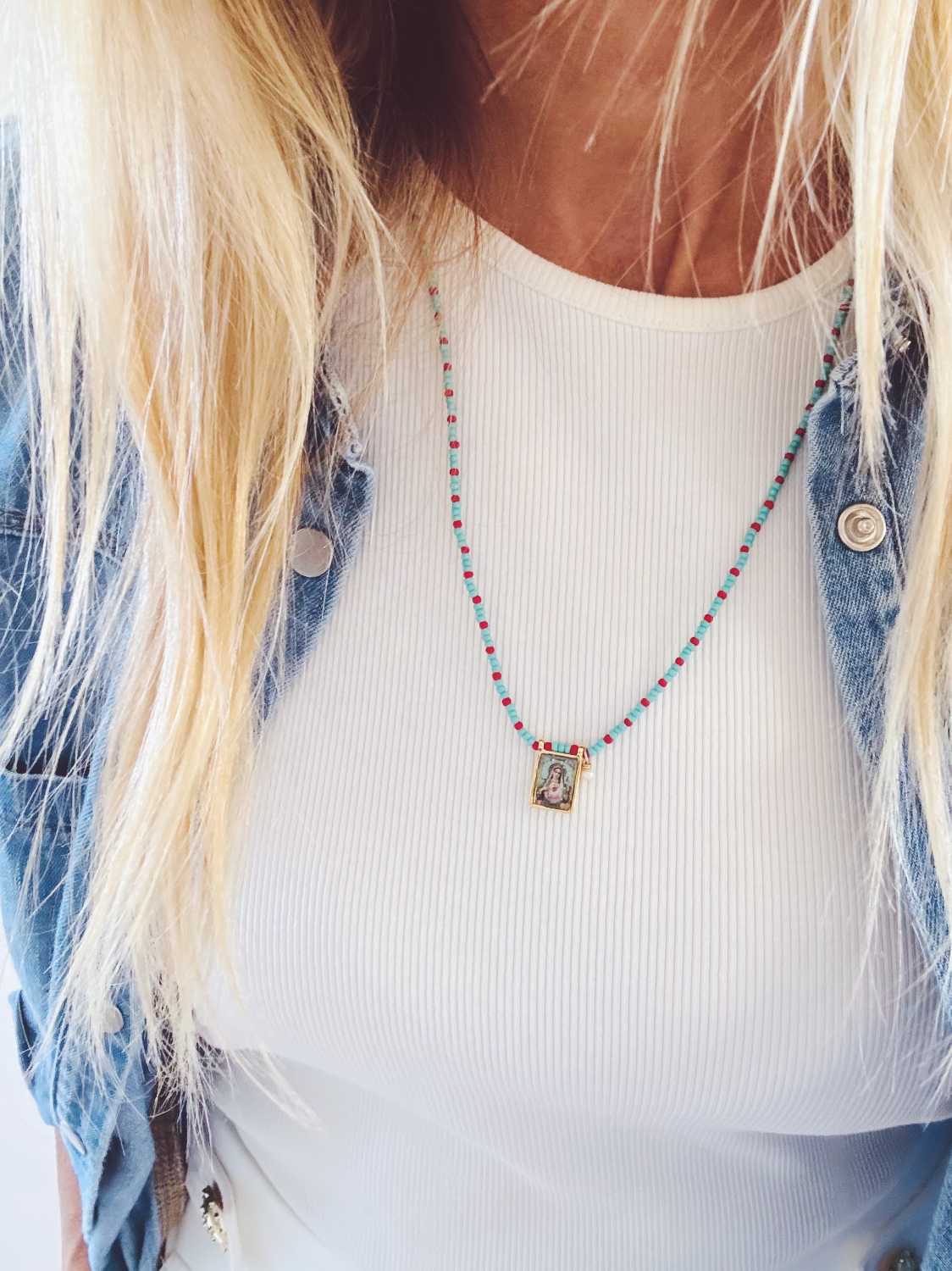 AMULET color collier scapulaire avec perles colorees avec tshirt blanc Collier AMULET Madone sur perles turquoise et corail porté sur un débardeur blanc, bijou talisman bohème et estival - Mademoiselle Oups