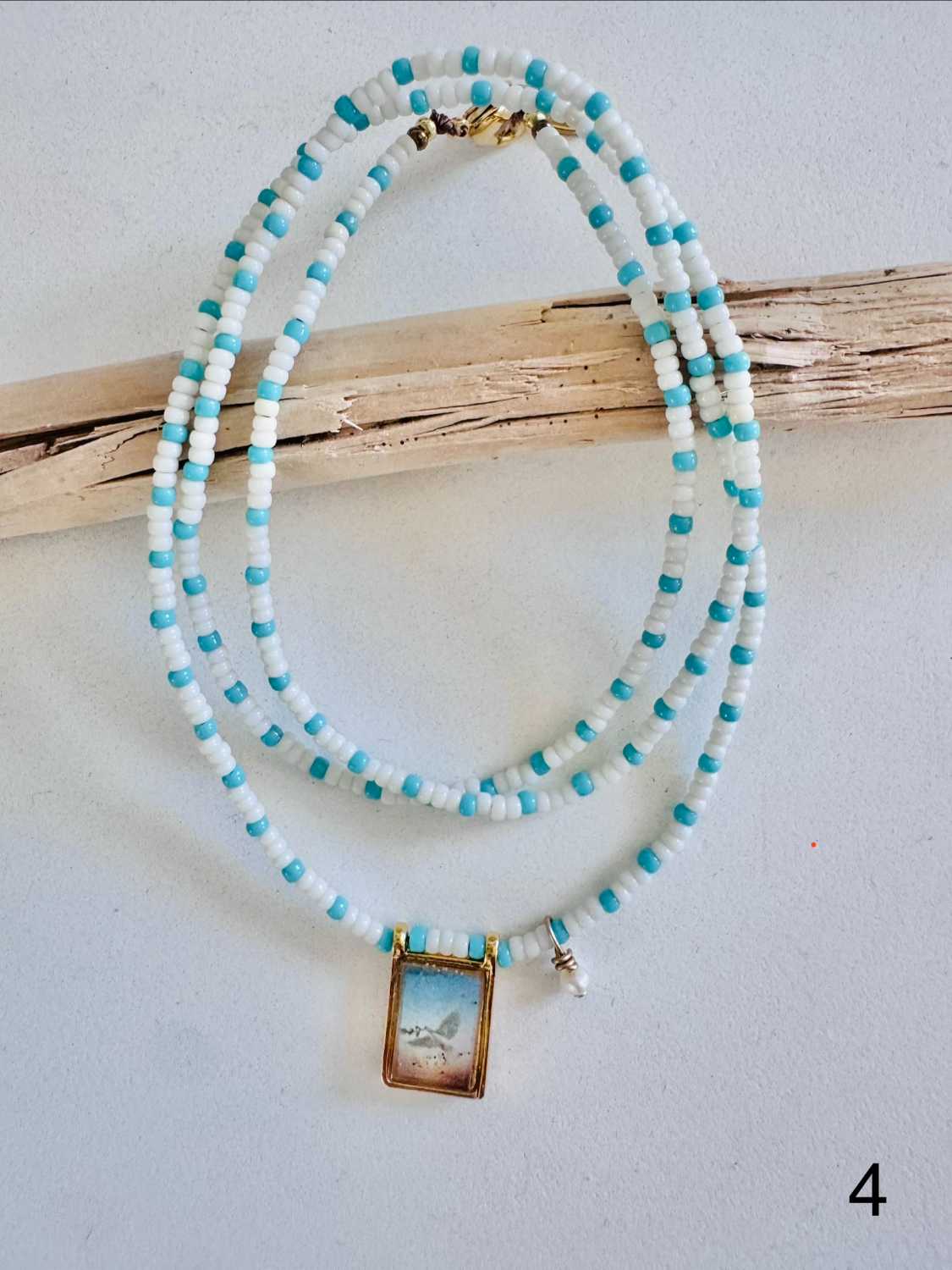 AMULET color colombe perles blanc bleu Collier AMULET colombe sur collier de perles blanches et bleu ciel, bijou symbolique - Mademoiselle Oups