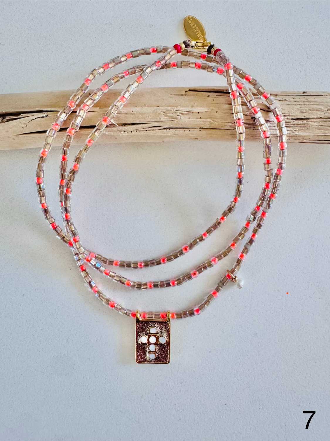 AMULET color croix blanche perles rose poudre corail Collier AMULET croix blanche sur collier de perles rose poudré et corail - Mademoiselle Oups