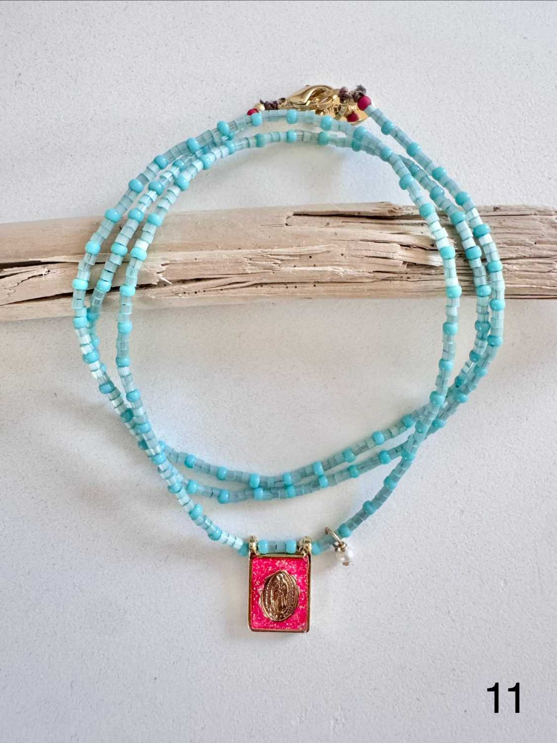 AMULET color madone corail perles aqua Collier AMULET Madone corail pailleté sur collier de perles bleu lagon, bijou solaire d'été - Mademoiselle Oups