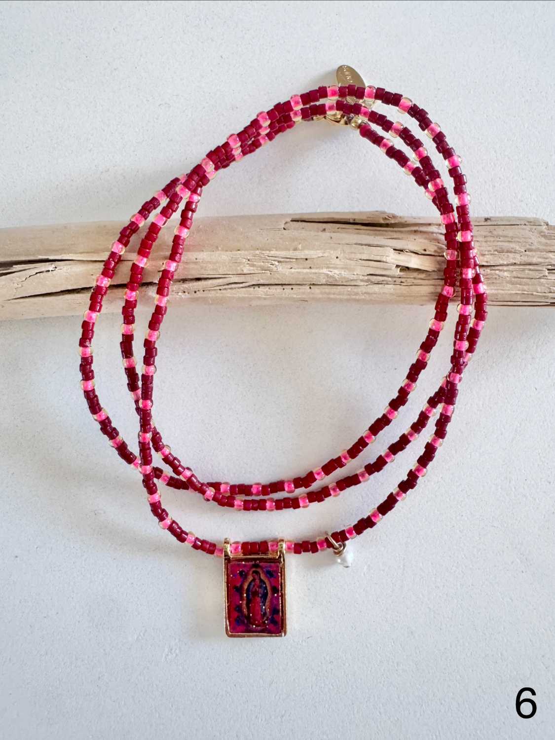 AMULET color madone perles rouge fuchsia Collier AMULET Madone sur collier de perles rouge fuchsia, collier talisman d'été - Mademoiselle Oups