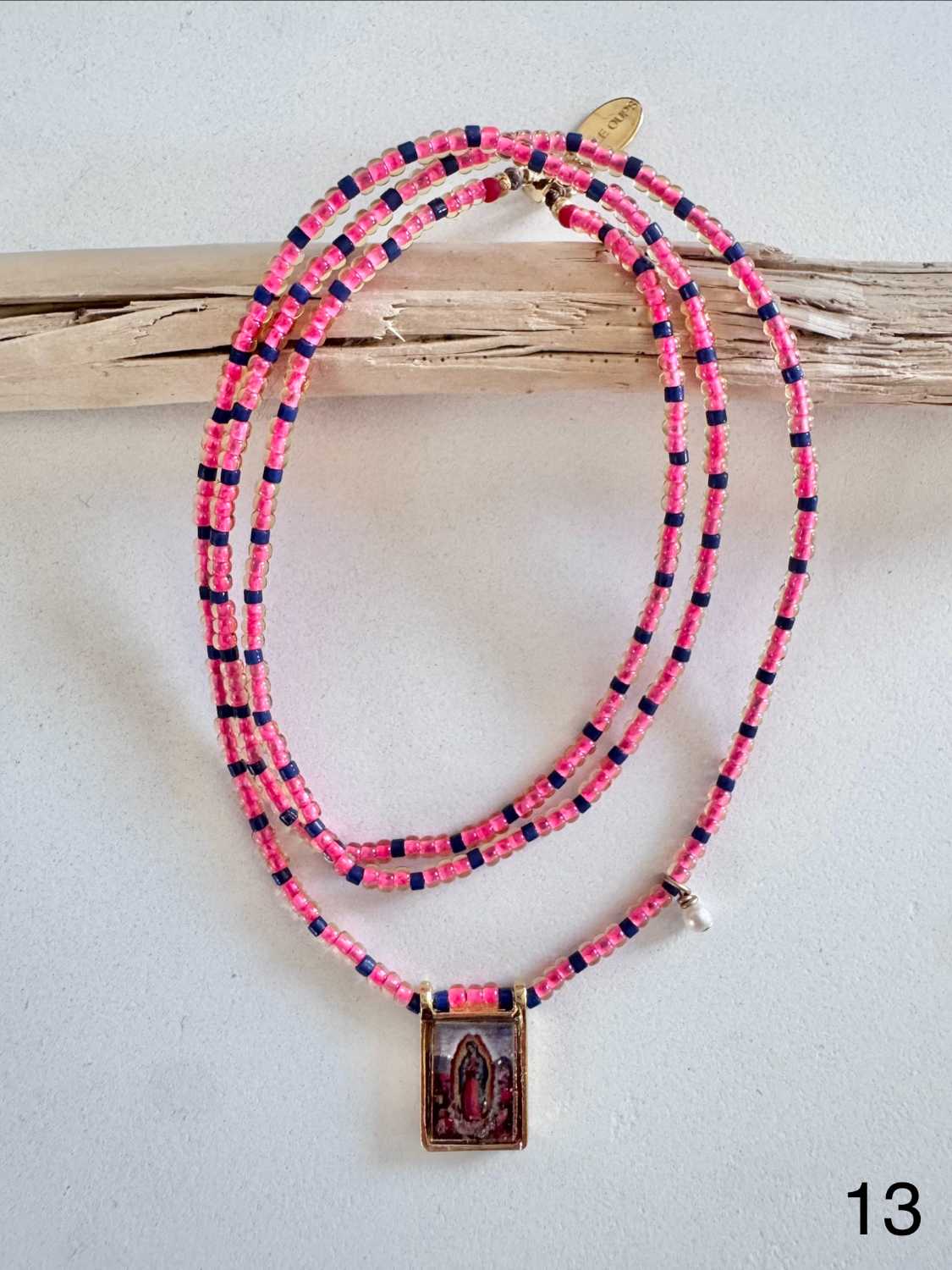 AMULET color madone rose bleu perles corail Collier AMULET Madone sur collier de perles rose corail et marine, collier bohème - Mademoiselle Oups