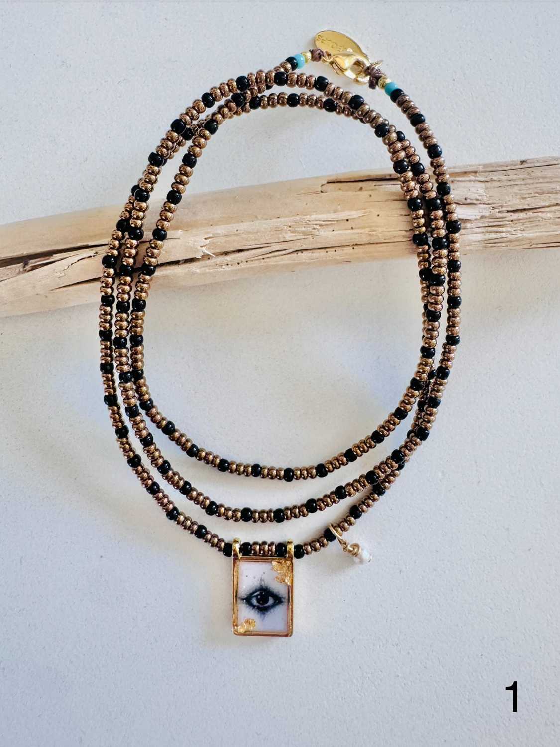 AMULET color oeil noir perles bronze et noire Collier AMULET oeil protecteur sur collier de perles noires et bronze, bijou talisman bohème - Mademoiselle Oups