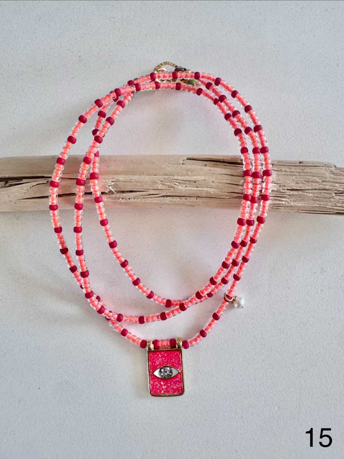AMULET color oeil rose corail perles corail Collier AMULET oeil protecteur sur collier de perles rose corail, bijou porte-bonheur estival - Mademoiselle Oups