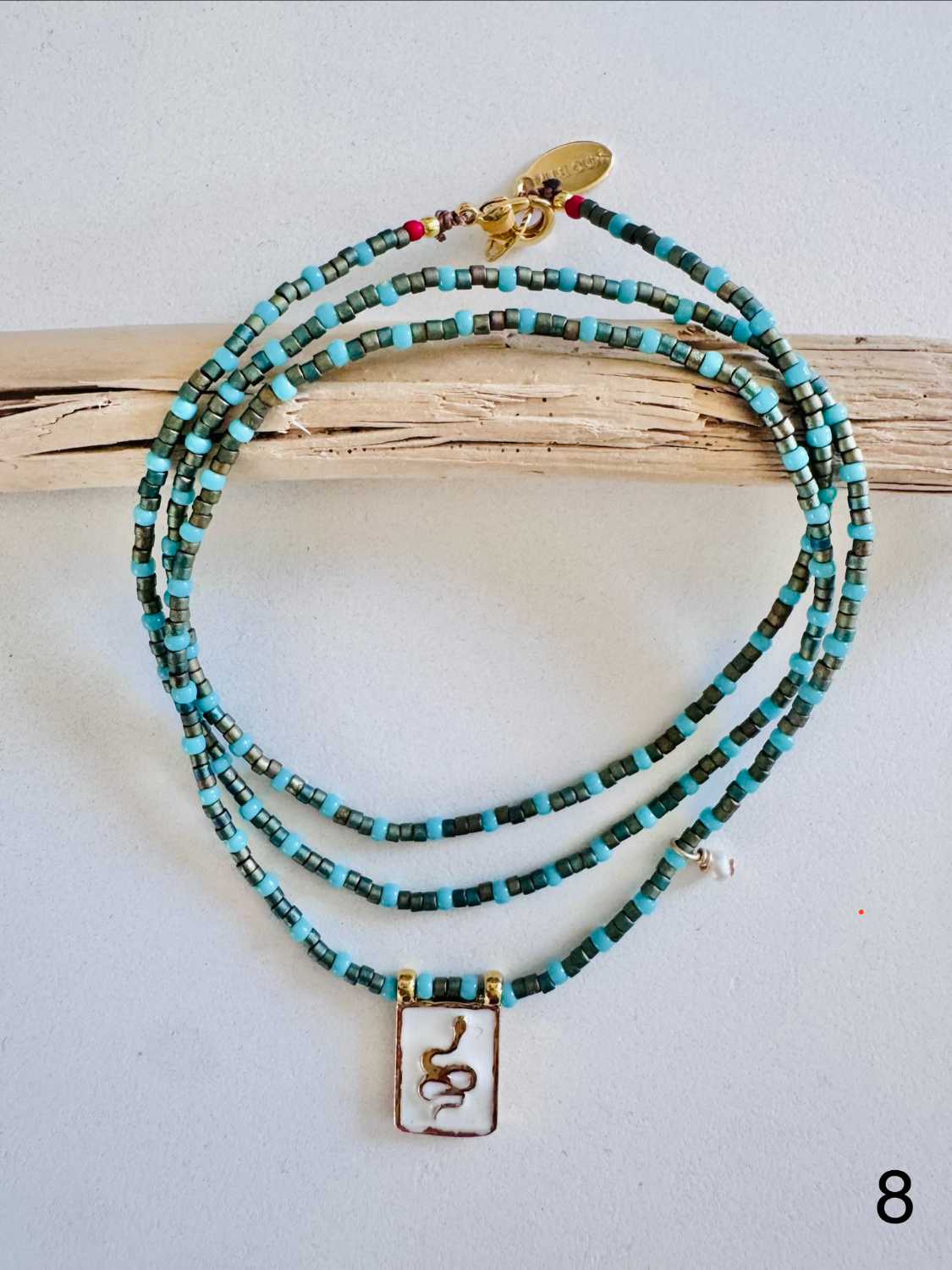 AMULET color serpent perles turquoise kaki Collier AMULET serpent doré sur collier de perles turquoise et kaki, bijou protecteur - Mademoiselle Oups