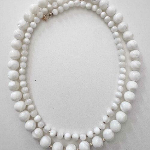 Accumulation des deux colliers en perles de nacre du Pacifique à l'éclat lumineux - Mademoiselle Oups