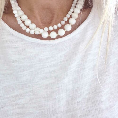 Collier Bianca Nacre en perles de nacre du Pacifique porte sur t-shirt blanc - Design by Mademoiselle Oups