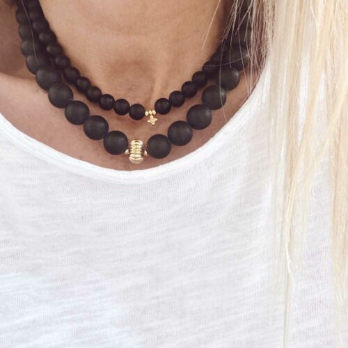 Collier Bianca en onyx noir sur t-shirt blanc - Design by Mademoiselle Oups