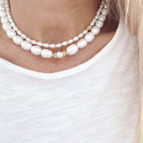 Collier Bianca Perla en perles de culture porte sur t-shirt blanc - Design by Mademoiselle Oups
