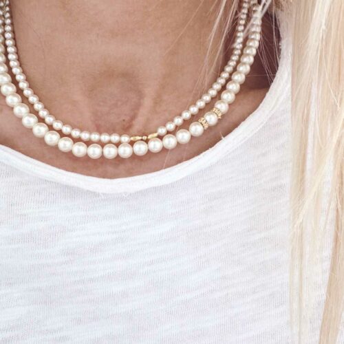 Collier Bianca Swaro en perles nacrées de Swarovski porte sur t-shirt blanc - Design by Mademoiselle Oups