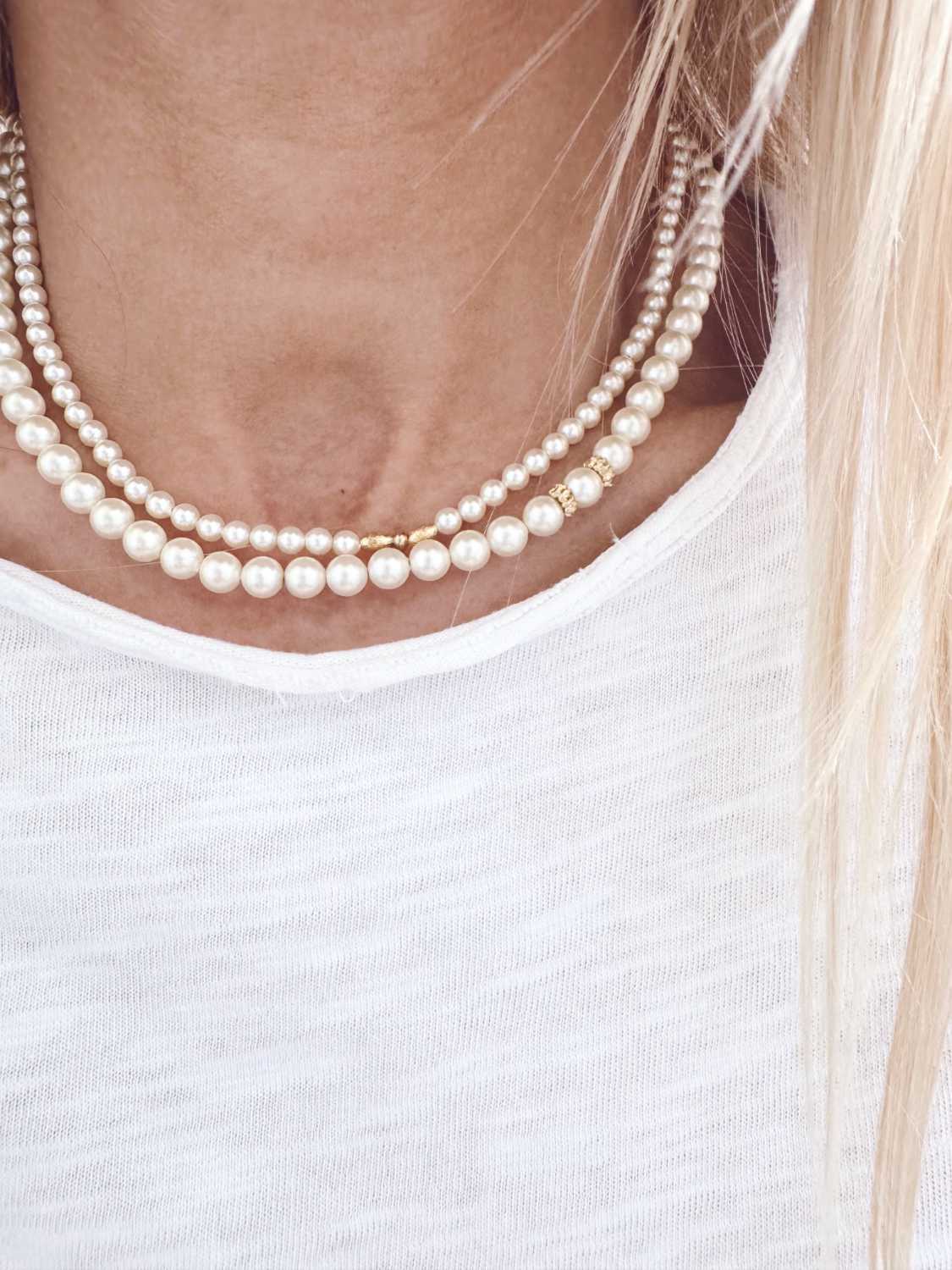 BIANCA swaro collier portés Collier Bianca Swaro en perles nacrées de Swarovski porte sur t-shirt blanc - Design by Mademoiselle Oups