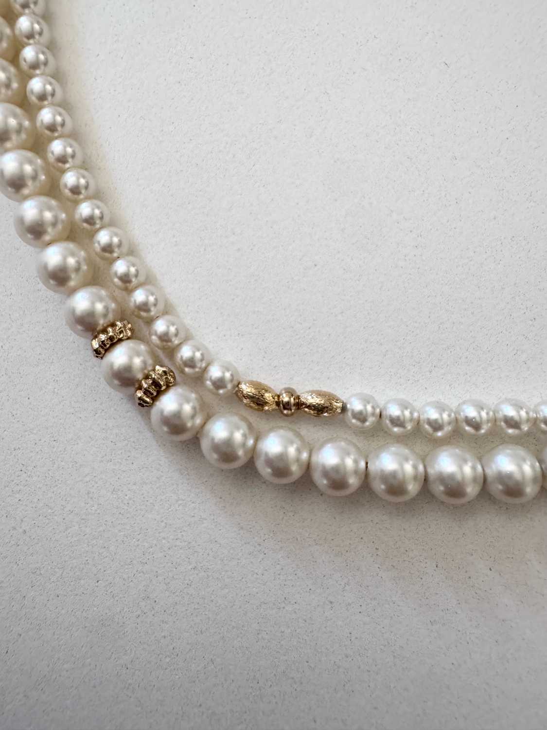 BIANCA swaro colliers deux tailles en perles swarovski blanches nacrées Détail des perles nacrées Swarovski des colliers Bianca Swaro - Création Mademoiselle Oups