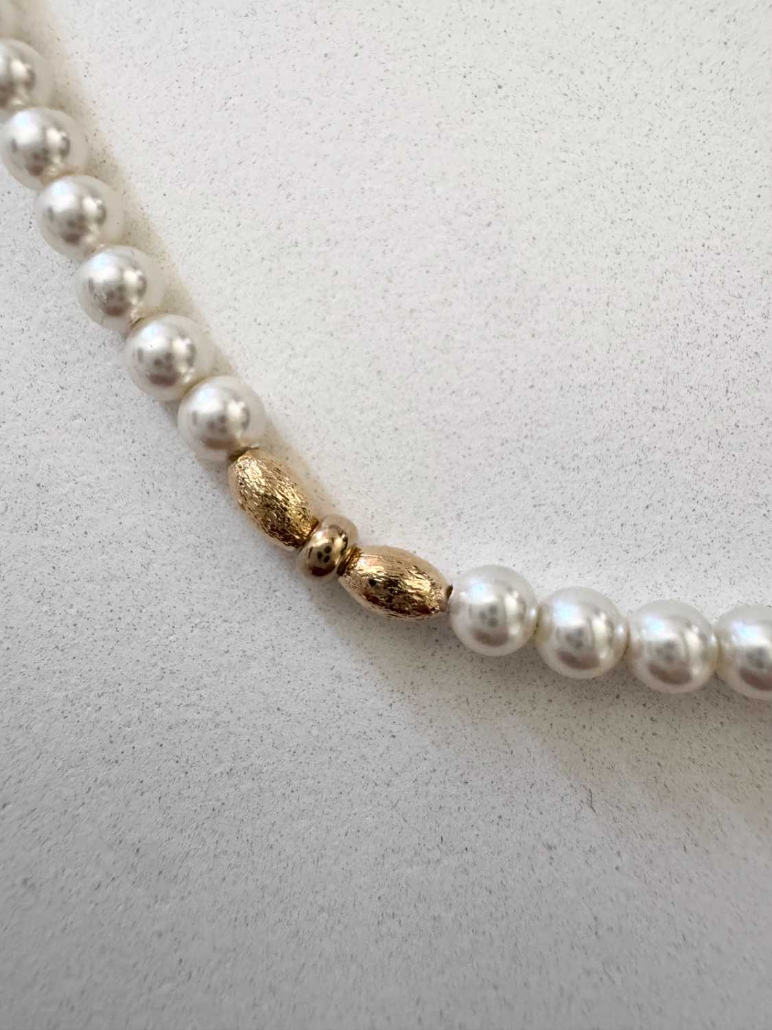 BIANCA swaro détail petites perles swarovski Gros plan sur les petites perles Swarovski nacrées - Atelier Mademoiselle oups
