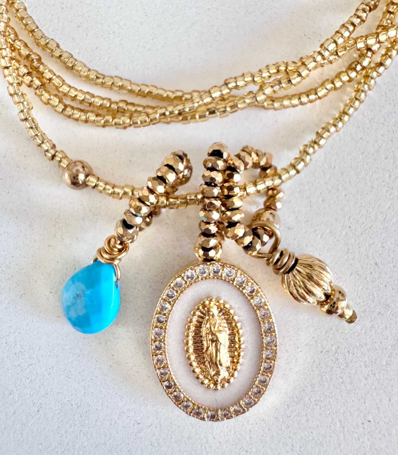 ICON-02-collier-vierge-turquoise-details Détails du collier ICON 02 Mademoiselle Oups, collier doré avec médaille de la vierge, goutte turquoise et petit charm doré