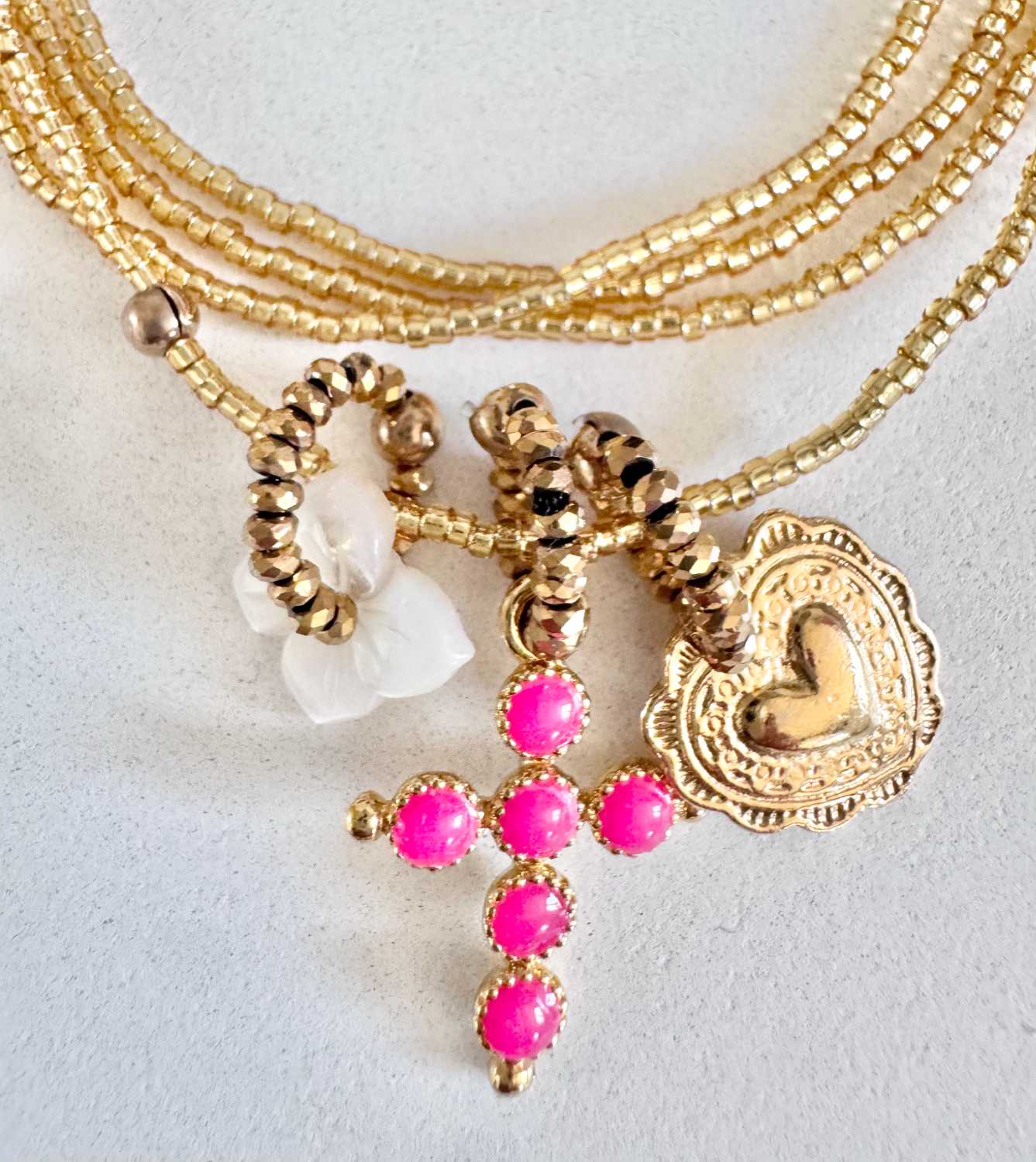 ICON-03-collier-croix-rose-coeur-details Détails du collier ICON 03 Mademoiselle Oups, collier doré avec croix rose flashy, cœur doré et nacre