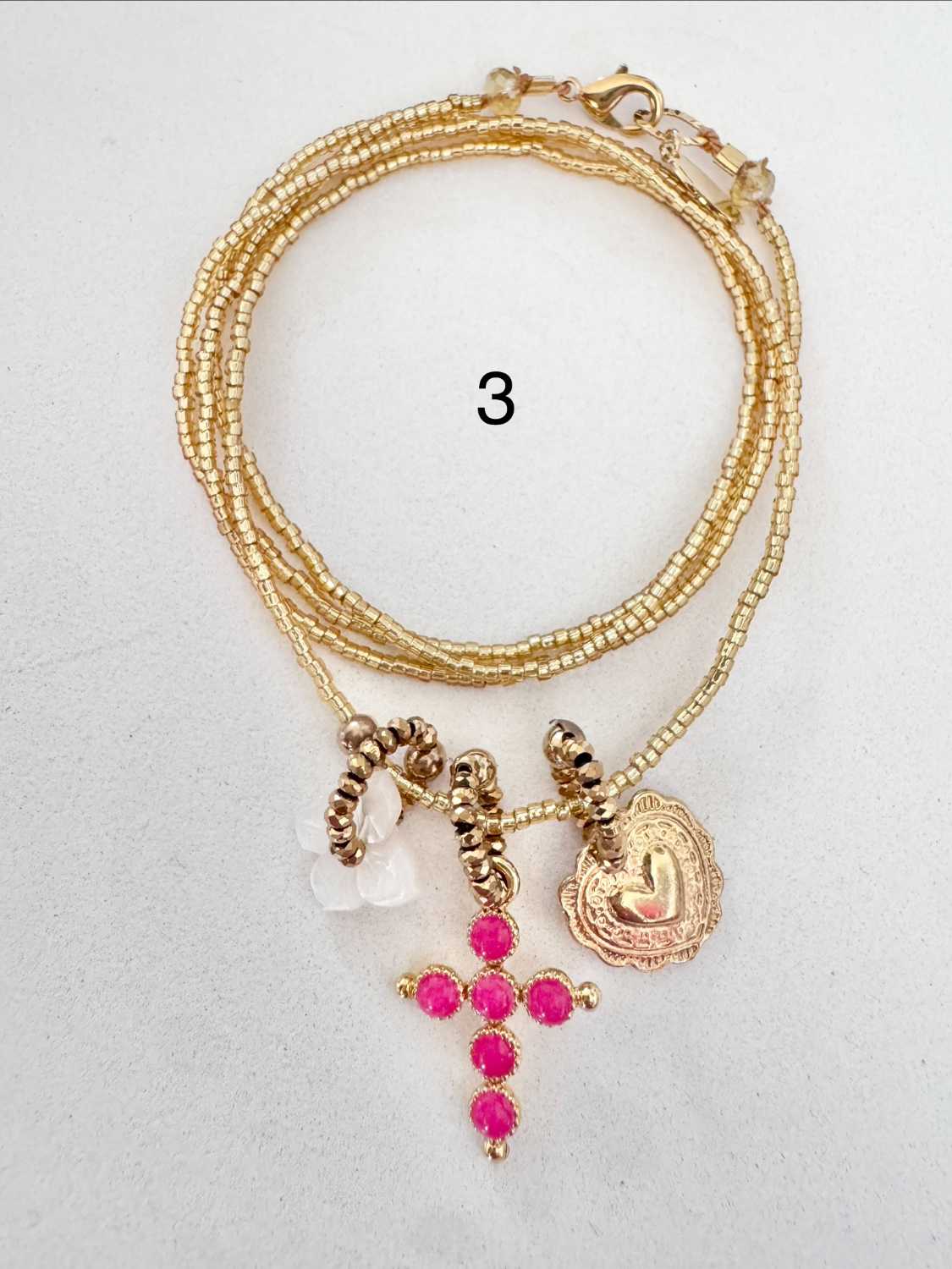 ICON-03-collier-croix-rose-coeur Collier ICON 03 Mademoiselle Oups, collier doré avec croix rose flashy, cœur doré et nacre