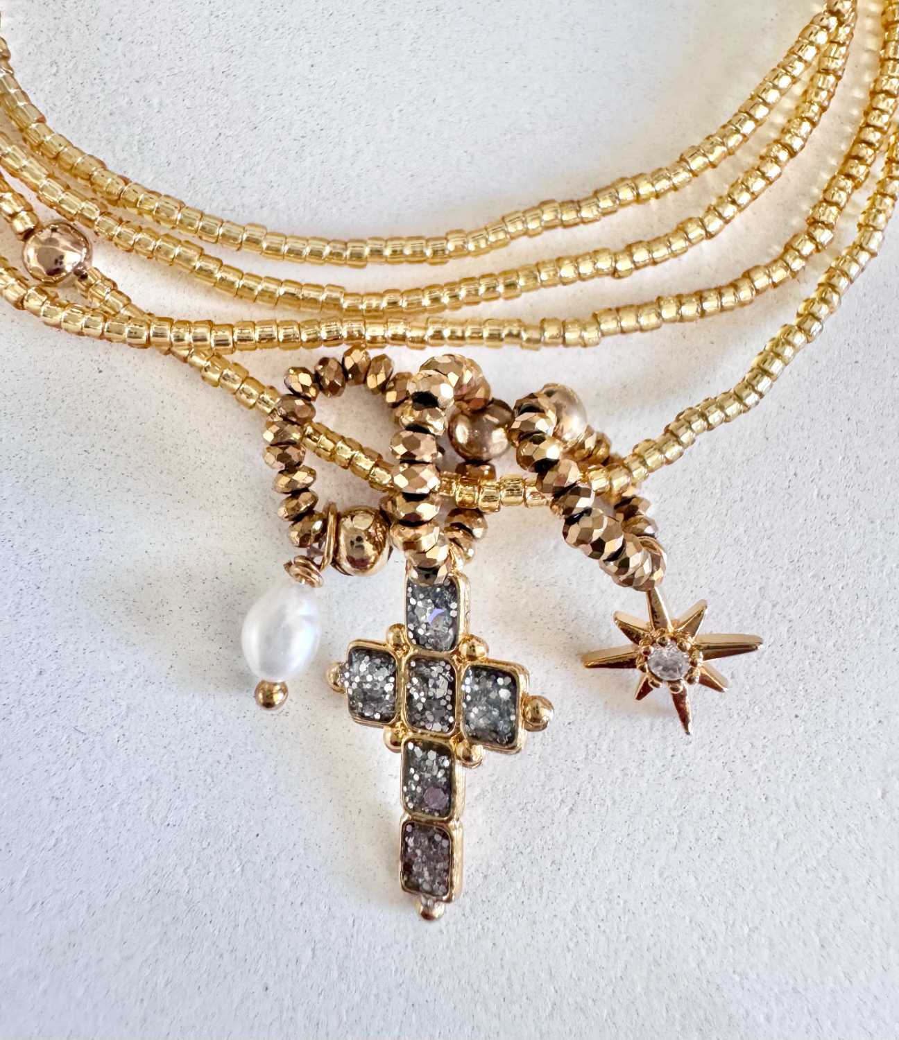 ICON-04-collier-croix-paillettes-argentees-details Détails du collier ICON 04 Mademoiselle Oups, collier doré avec croix émaillée de paillettes argentées, perle de culture et étoile en strass