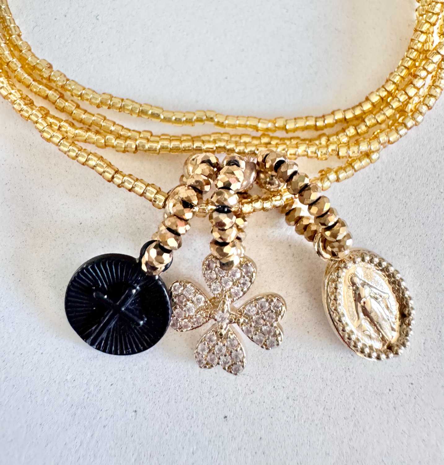 ICON-05-collier-trèfle-madone-croix-noire-details Détails du collier ICON 05 Mademoiselle Oups, collier doré avec médaille de la vierge, médaillon noir avec croix et trèfle à quatre feuilles