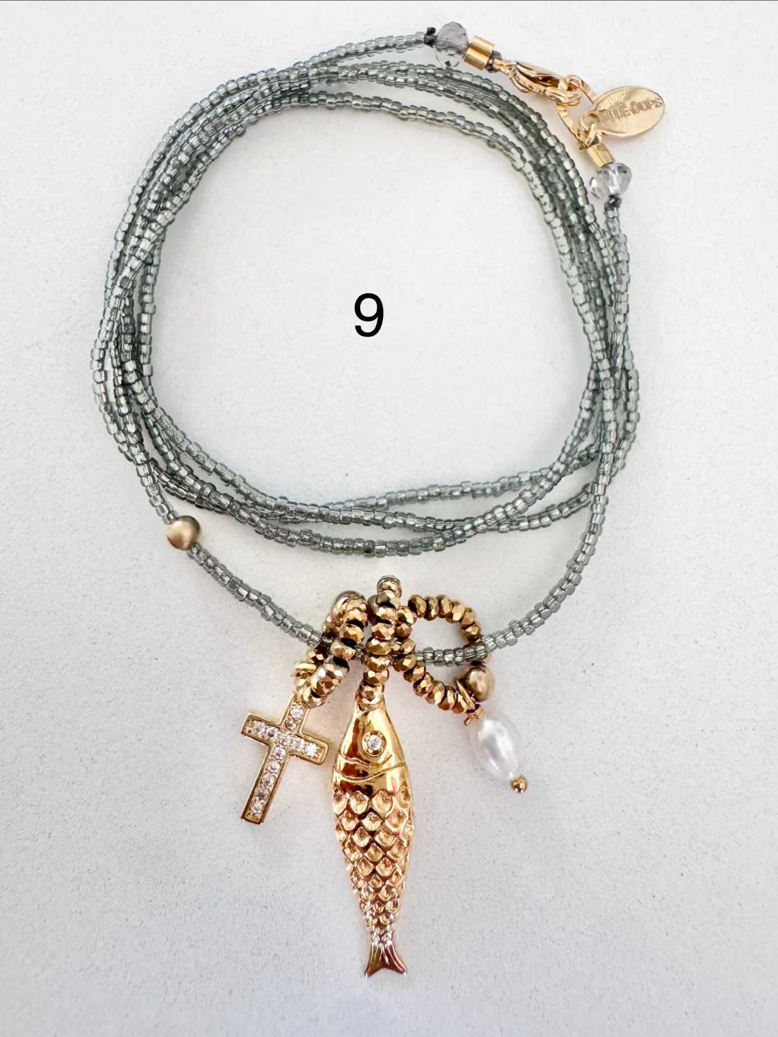 ICON-09-collier-poisson-croix Collier ICON 09 Mademoiselle Oups, collier gris avec poisson doré, croix avec strass et perle de culture