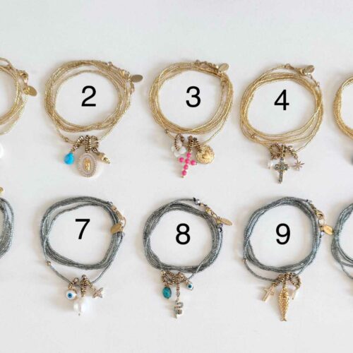 Capsule ICON Mademoiselle Oups composée de 10 colliers talismans artisanaux, cinq dorés et cinq gris, fabriqués et créés en France
