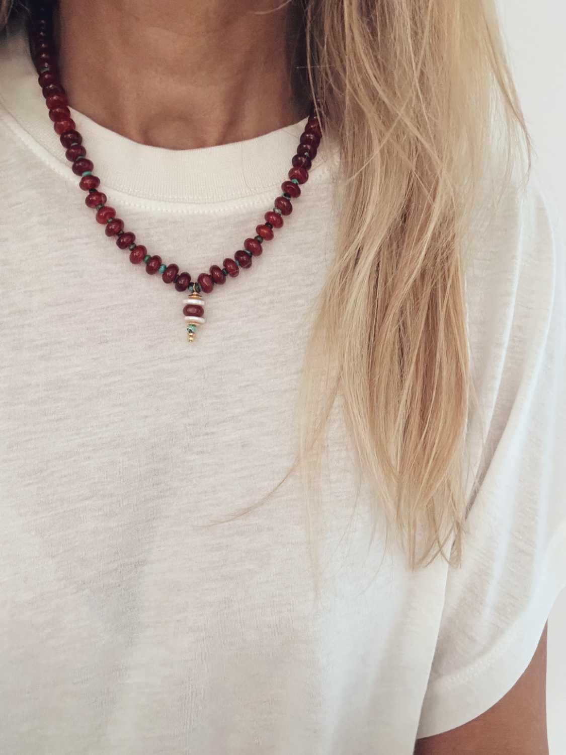 TERRA-03-collier-porte-top-blanc-mademoiselle-oups Collier TERRA n°3 - collier unique en pierres naturelles en grenat rouge porté sut top blanc fabriqué à la main dans l'atelier MADEMOISELLE OUPS à Nîmes