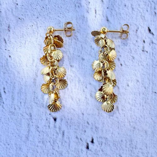 Boucles d’oreilles Calypso pendantes dorées à l'or fin 24K composées de petits coquillages dorés, fabrication française.