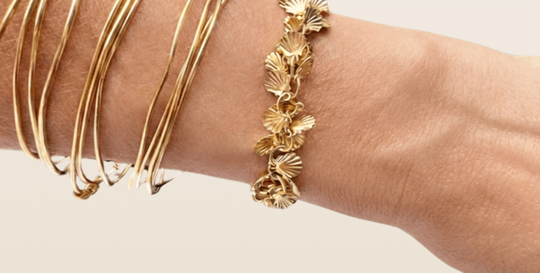 SOUL-AND-SAND-bracelet-calypso-coquillages-dores-porte-poignet-accumulation-mademoiselle-oups Bracelet Calypso doré à l'or fin 24K, est composé de petits coquillages mobiles, sur poignet, fabrication française, dessiné par Mademoiselle Oups.