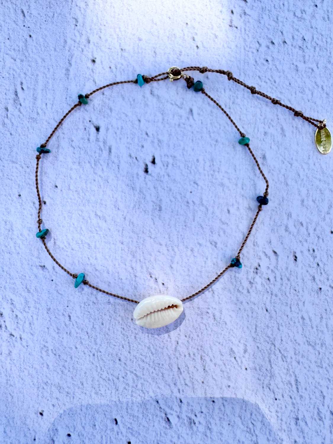 SOUL-AND-SAND-bracelet-cheville-sandstorm-modele-01-turquoise-du-nevada-coquillage-cauri-mademoiselle-oups Bracelet de cheville SANDSTORM LIEN NATUREL avec perles mini chips de turquoises du nevada et cauri. Bijoux bohèmes artisanaux fabriqués en France par Mademoiselle Oups.