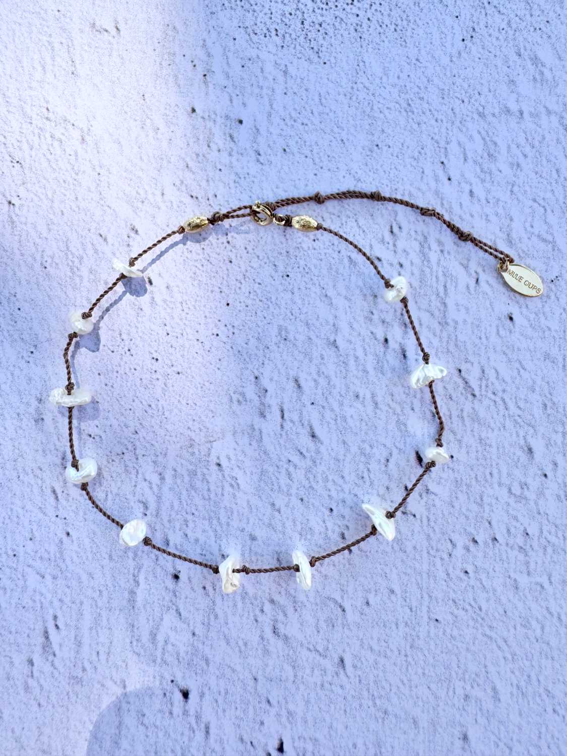 SOUL-AND-SAND-bracelet-cheville-sandstorm-modele-02-chips-perles-de-culture-mademoiselle-oups Bracelet de cheville SANDSTORM LIEN NATUREL en perles chips de perles de culture. Bijoux bohèmes artisanaux fabriqués en France par Mademoiselle Oups.