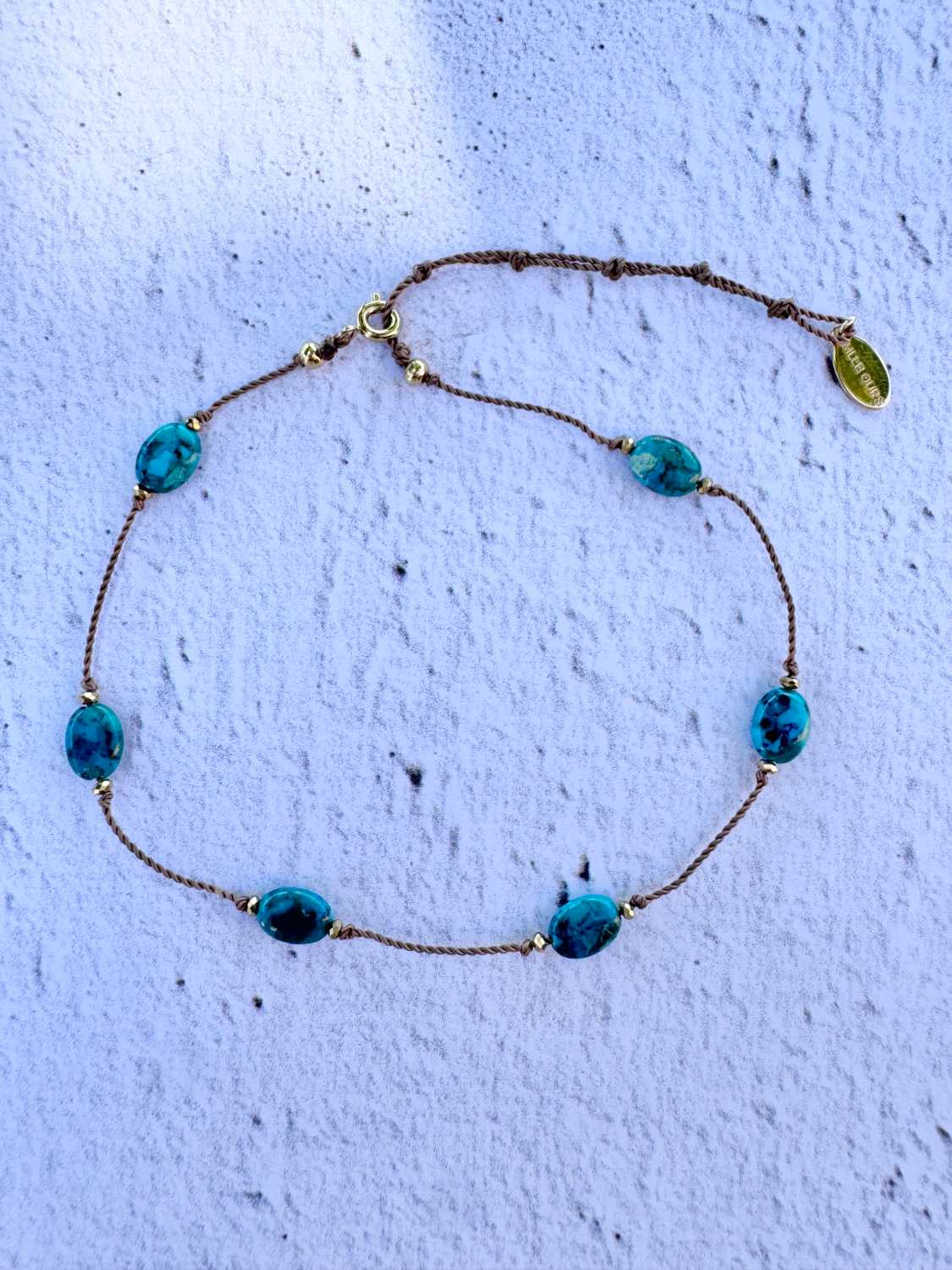 SOUL-AND-SAND-bracelet-cheville-sandstorm-modele-03-ovales-turquoises-africaines-mademoiselle-oups Bracelet de cheville SANDSTORM LIEN NATUREL avec des galets plats de turquoise du nevada. Bijoux bohèmes artisanaux fabriqués en France par Mademoiselle Oups.