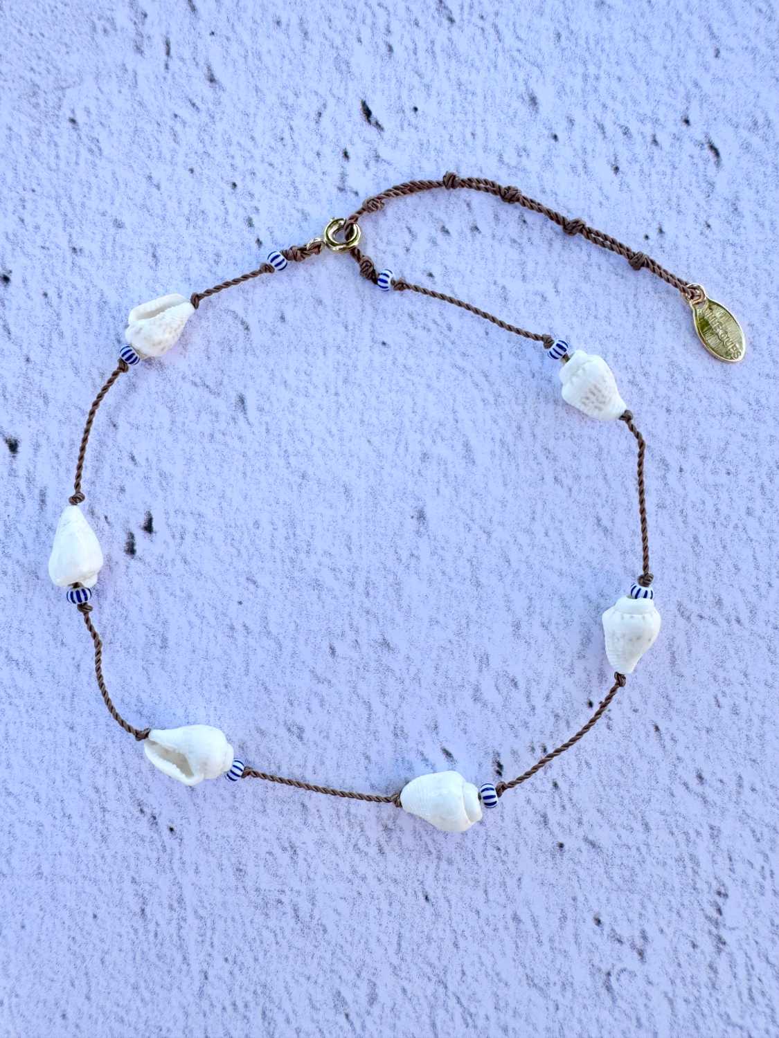 SOUL-AND-SAND-bracelet-cheville-sandstorm-modele-04-coquillages-blancs-perles-verre-bleu-mademoiselle-oups Bracelet de cheville SANDSTORM LIEN NATUREL avec de petits coquillages blancs. Bijoux bohèmes artisanaux fabriqués en France par Mademoiselle Oups.