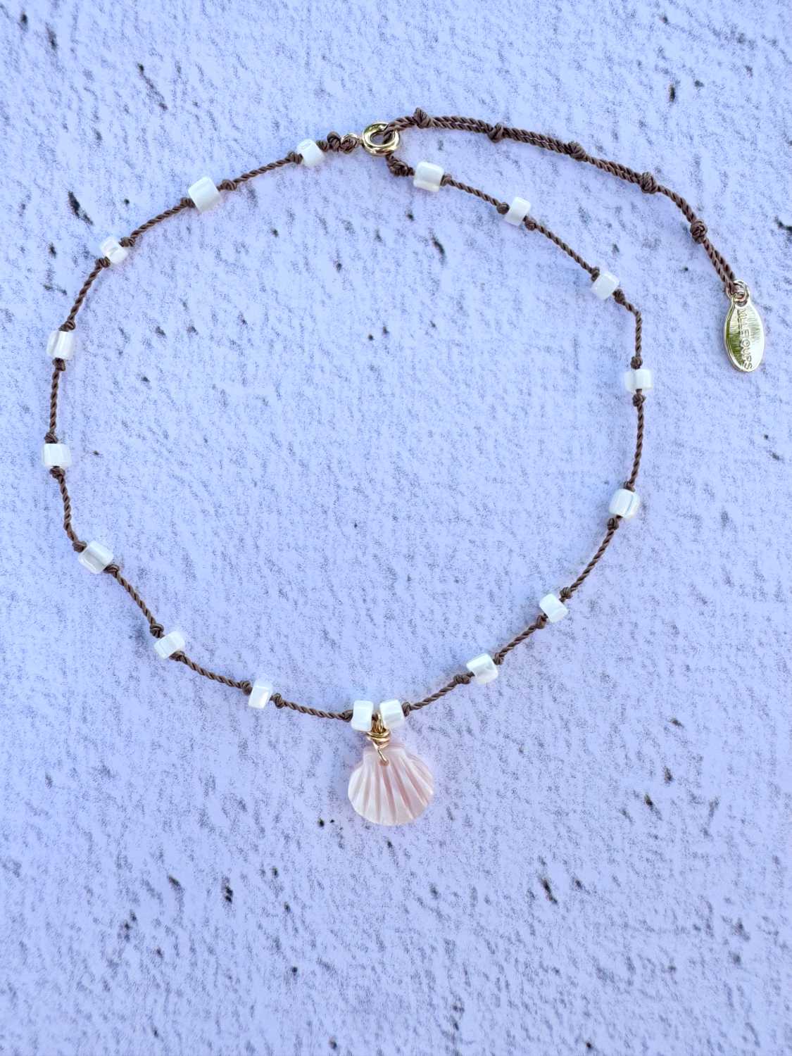 SOUL-AND-SAND-bracelet-cheville-sandstorm-modele-06-coquillage-nacre-rose-perles-tubes-nacre-blanche-mademoiselle-oups Bracelet de cheville SANDSTORM LIEN NATUREL en perles de nacre forme tube et petit coquillage sculpté dans une nacre rose. Bijoux bohèmes artisanaux fabriqués en France par Mademoiselle Oups.