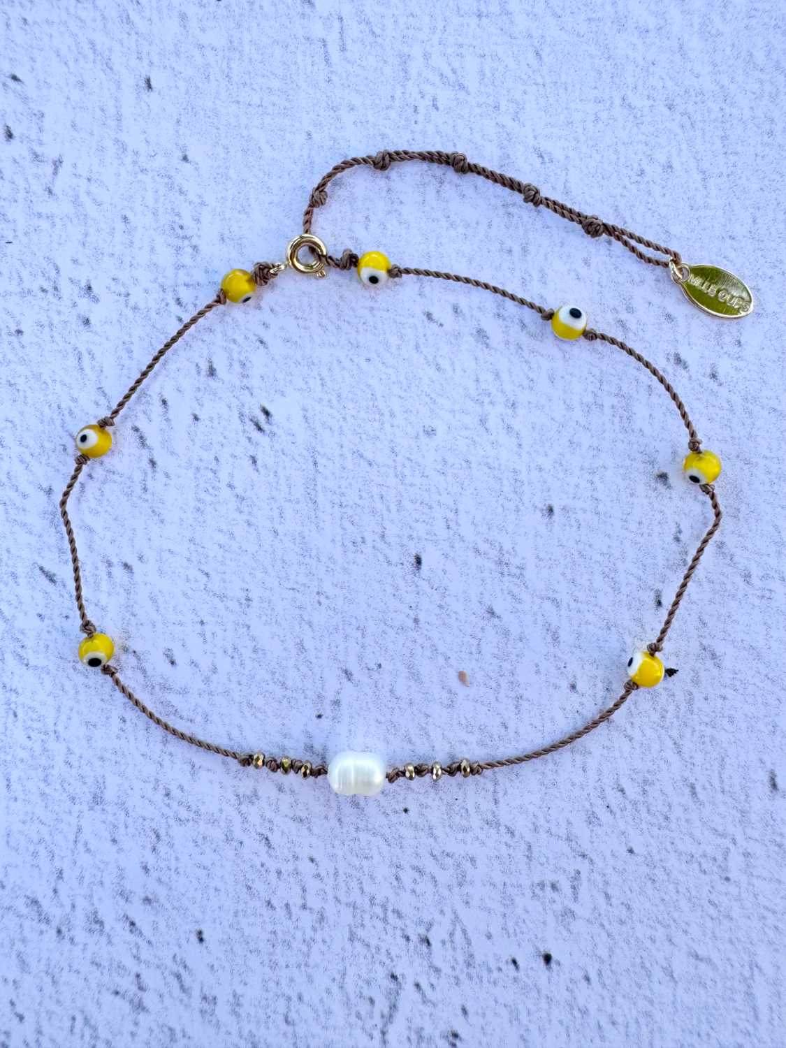 SOUL-AND-SAND-bracelet-cheville-sandstorm-modele-07-perle-de-culture-oeil-jaune-protecteur-mademoiselle-oups Bracelet de cheville SANDSTORM LIEN NATUREL en perles de verre jaune et véritable perle de culture. Bijoux bohèmes artisanaux fabriqués en France par Mademoiselle Oups.