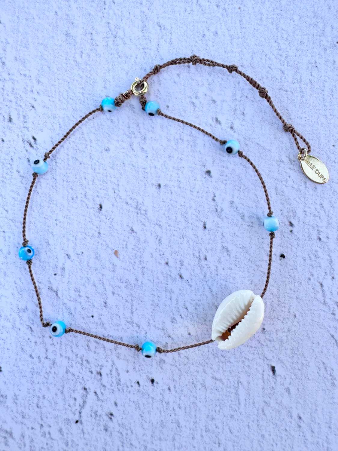 SOUL-AND-SAND-bracelet-cheville-sandstorm-modele-08-cauri-oeil-bleu-protecteur-mademoiselle-oups Bracelet de cheville SANDSTORM LIEN NATUREL en perles de verre bleu turquoise et coquillage cauri. Bijoux bohèmes artisanaux fabriqués en France par Mademoiselle Oups.