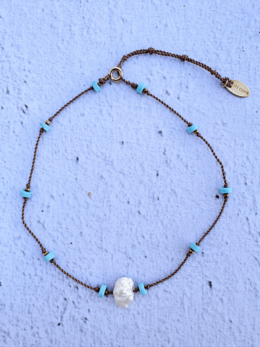 SOUL-AND-SAND-bracelet-cheville-sandstorm-modele-09-perle-de-culture-irreguliere-rondelles-turquoises-nevada-mademoiselle-oups Bracelet de cheville SANDSTORM LIEN NATUREL avec une perle de culture plate et irrégulière et des rondelles heishi en turquoise africaine. Bijoux bohèmes artisanaux fabriqués en France par Mademoiselle Oups.