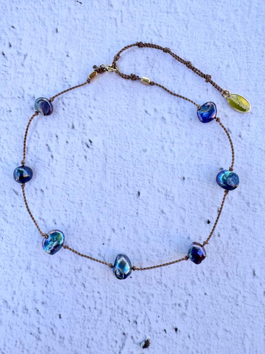 SOUL-AND-SAND-bracelet-cheville-sandstorm-modele-10-perles-de-culture-noires-mademoiselle-oups Bracelet de cheville SANDSTORM LIEN NATUREL en perles de culture noires. Bijoux bohèmes artisanaux fabriqués en France par Mademoiselle Oups.