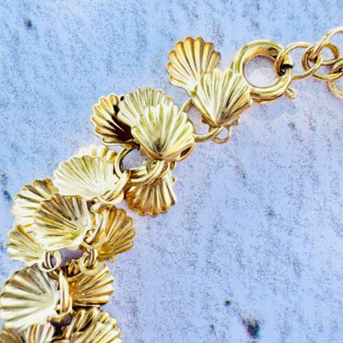 Bracelet Calypso doré à l'or fin 24K, est composé de petits coquillages qui bougent autour du poignet, Fabrication en atelier à la main