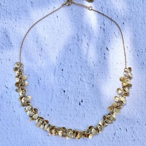 Collier Calypso doré à l'or fin 24K est composé d’une cascade de petites coquilles dorées au style marin, fabriqué en France.