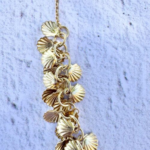 Collier Calypso doré à l'or fin 24K est composé d’une multitudes de petits coquillages, fabriqué en France et dessiné par Mademoiselle Oups