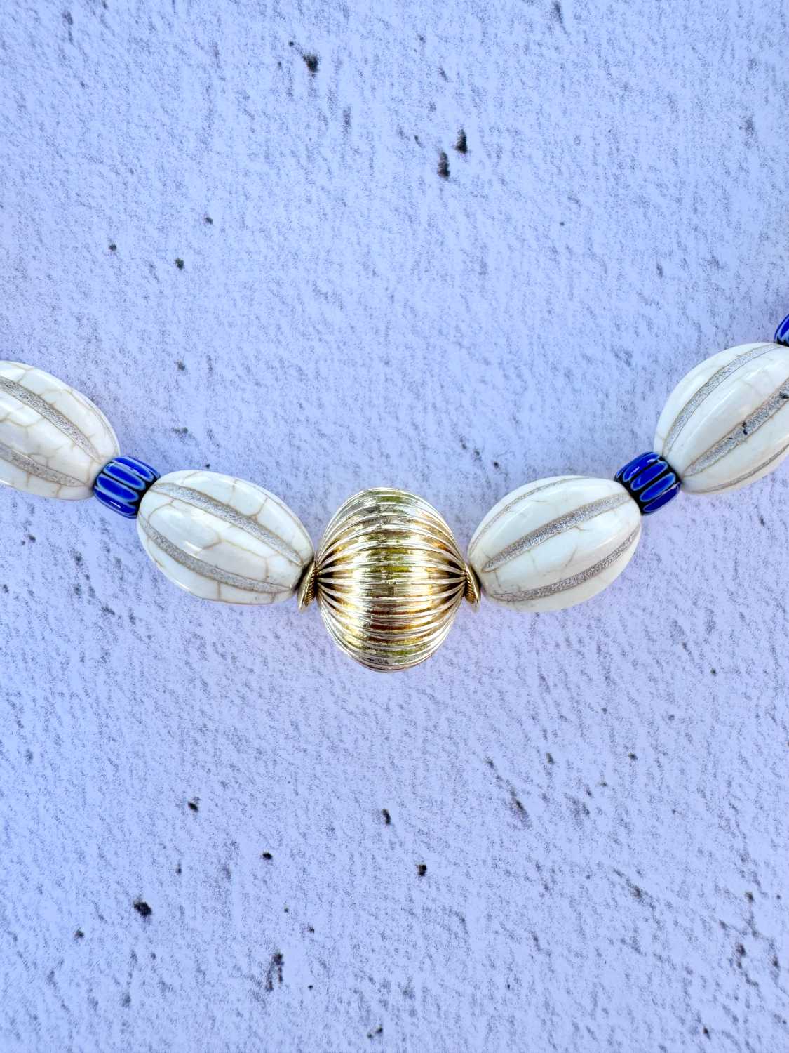 SOUL-AND-SAND-collier-choker-dune-magnesite-ivoire-bleu-cobalt-perle-doree-details-mademoiselle-oups