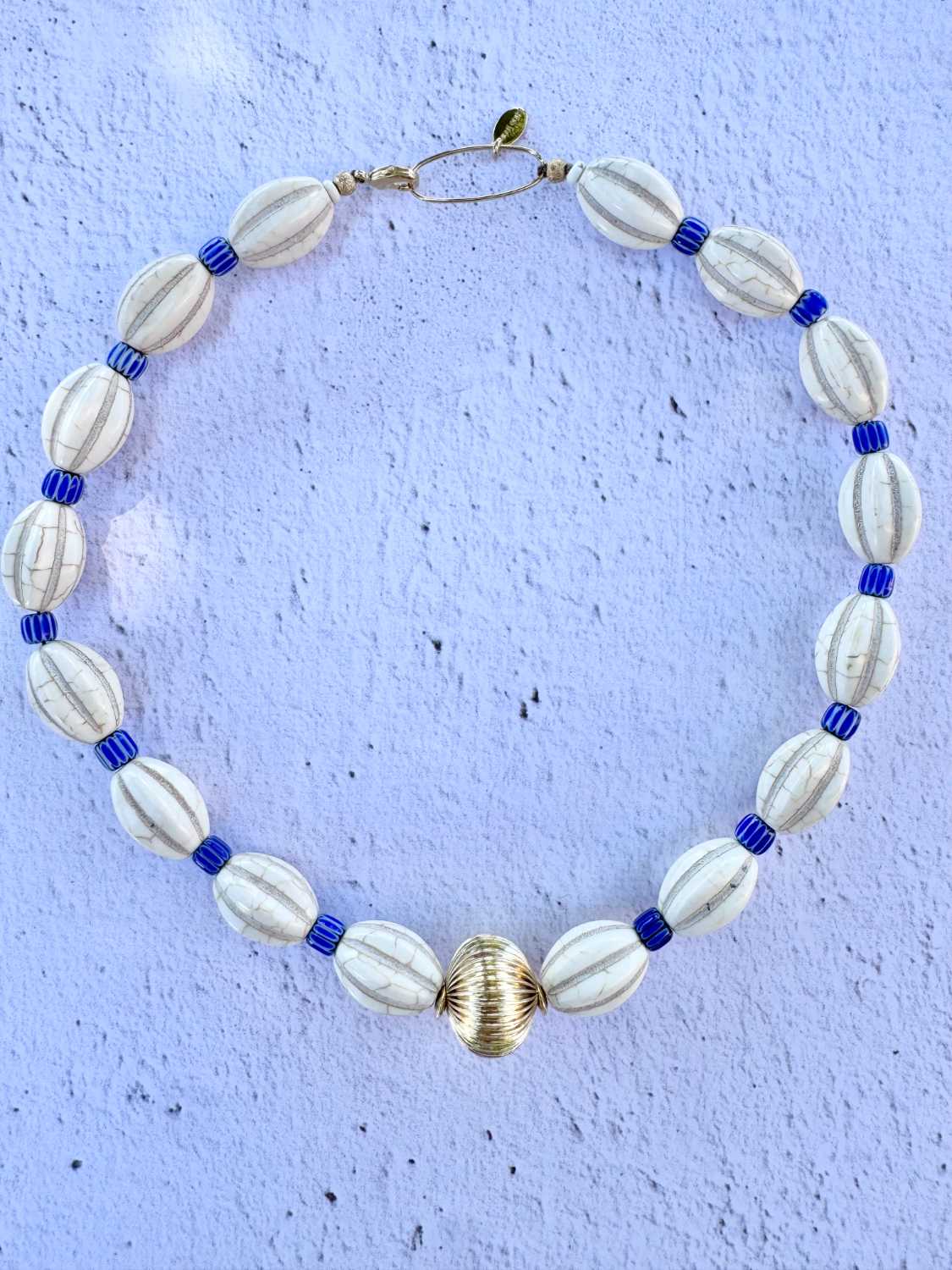 SOUL-AND-SAND-collier-choker-dune-magnesite-ivoire-bleu-cobalt-perle-doree-mademoiselle-oups