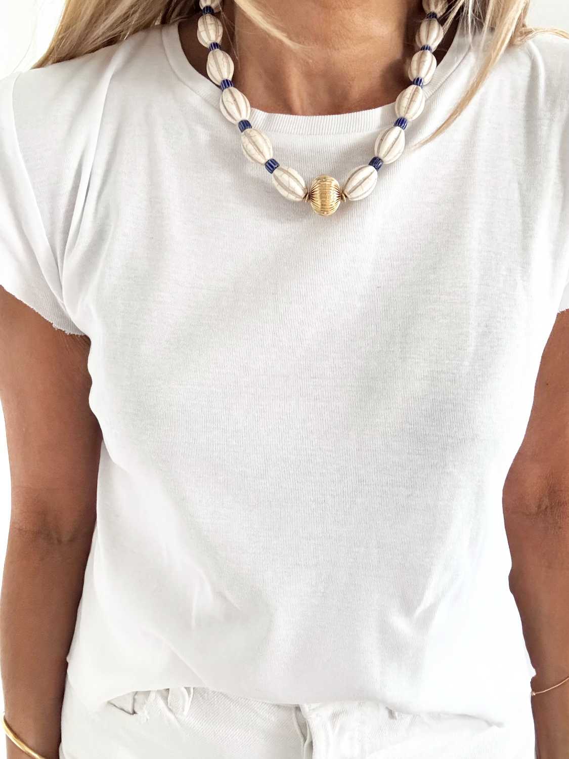 SOUL-AND-SAND-collier-choker-dune-magnesite-ivoire-bleu-cobalt-perle-doree-porte-top-blanc-mademoiselle-oups