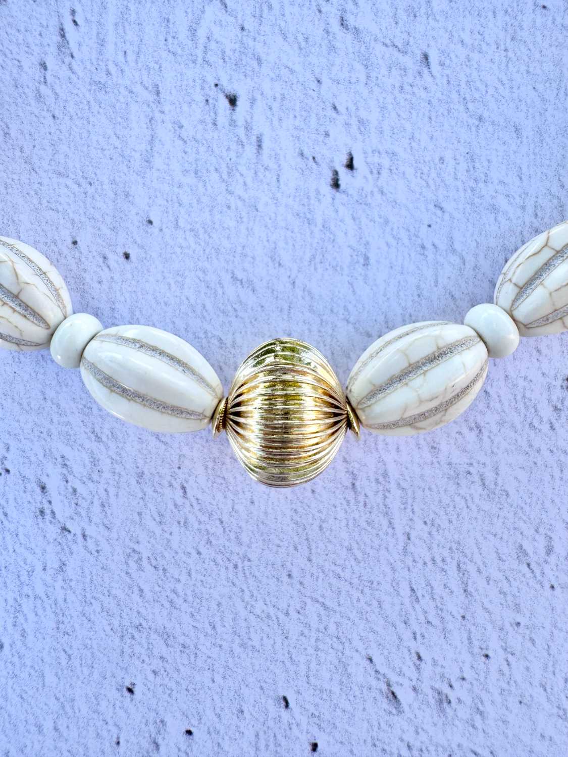 SOUL-AND-SAND-collier-choker-dune-magnesite-ivoire-jade-blanche-perle-doree-details-mademoiselle-oups