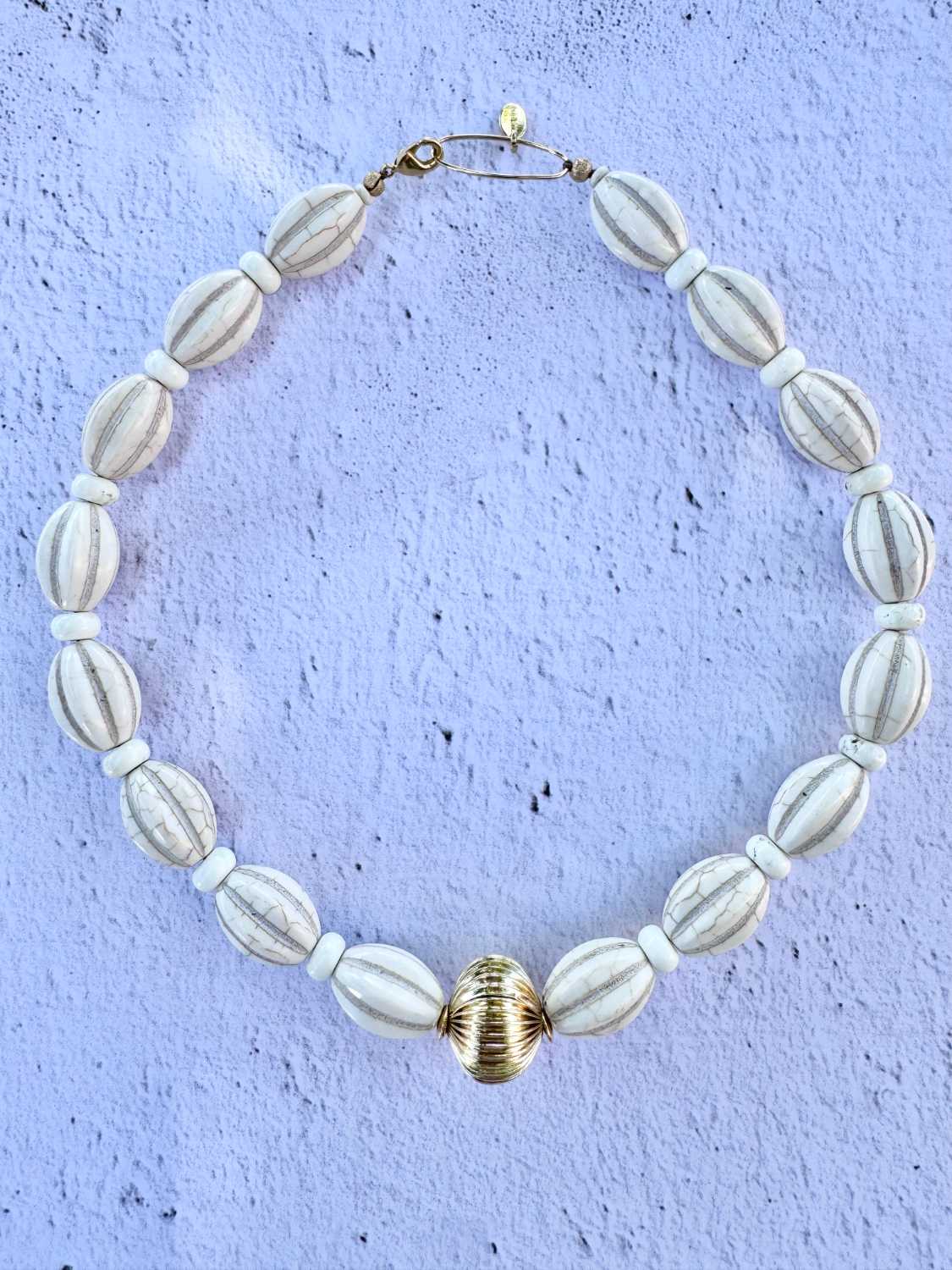 SOUL-AND-SAND-collier-choker-dune-magnesite-ivoire-jade-blanche-perle-doree-mademoiselle-oups