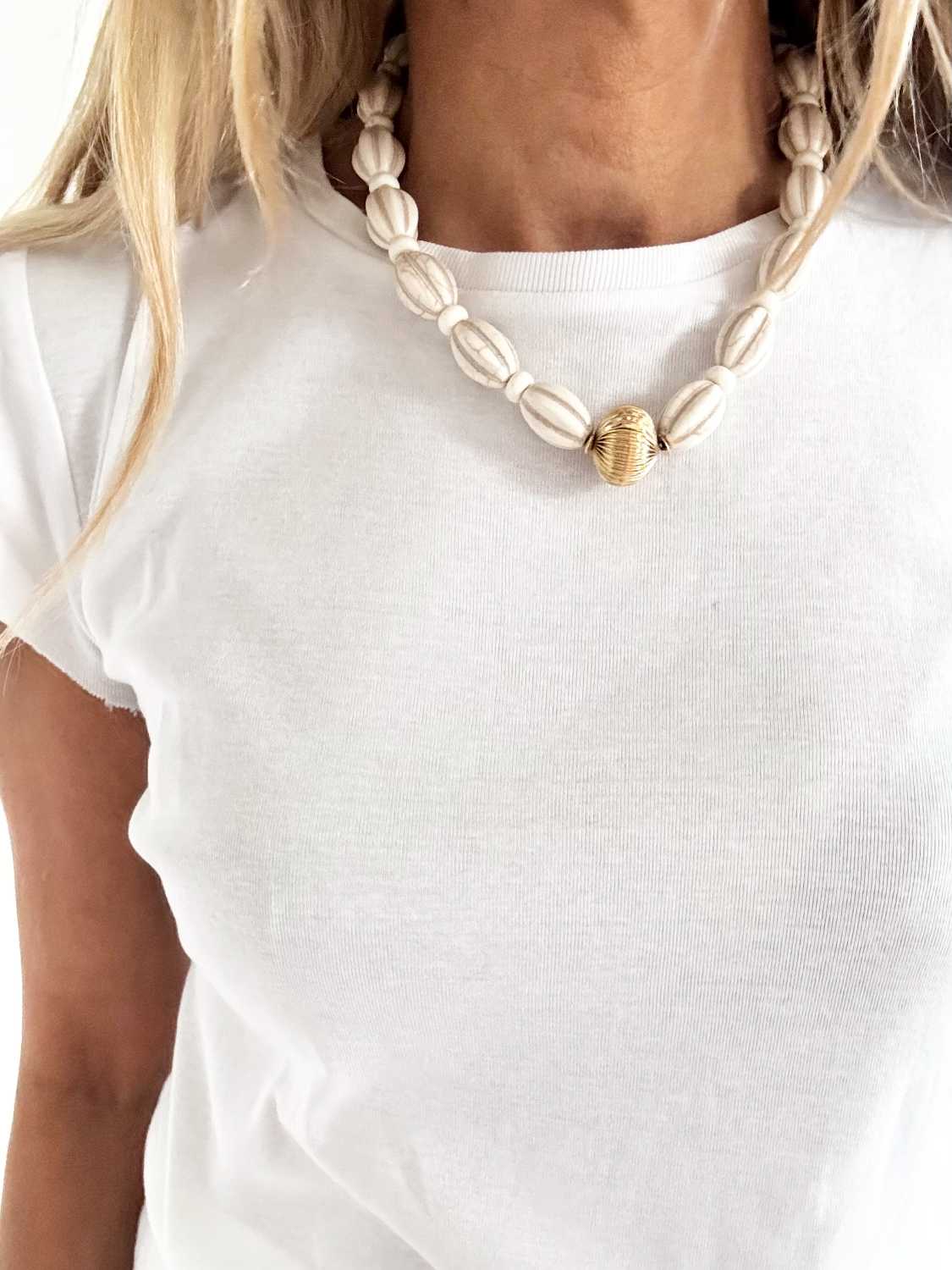 SOUL-AND-SAND-collier-choker-dune-magnesite-ivoire-jade-blanche-perle-doree-porte-avec-tshirt-blanc-mademoiselle-oups
