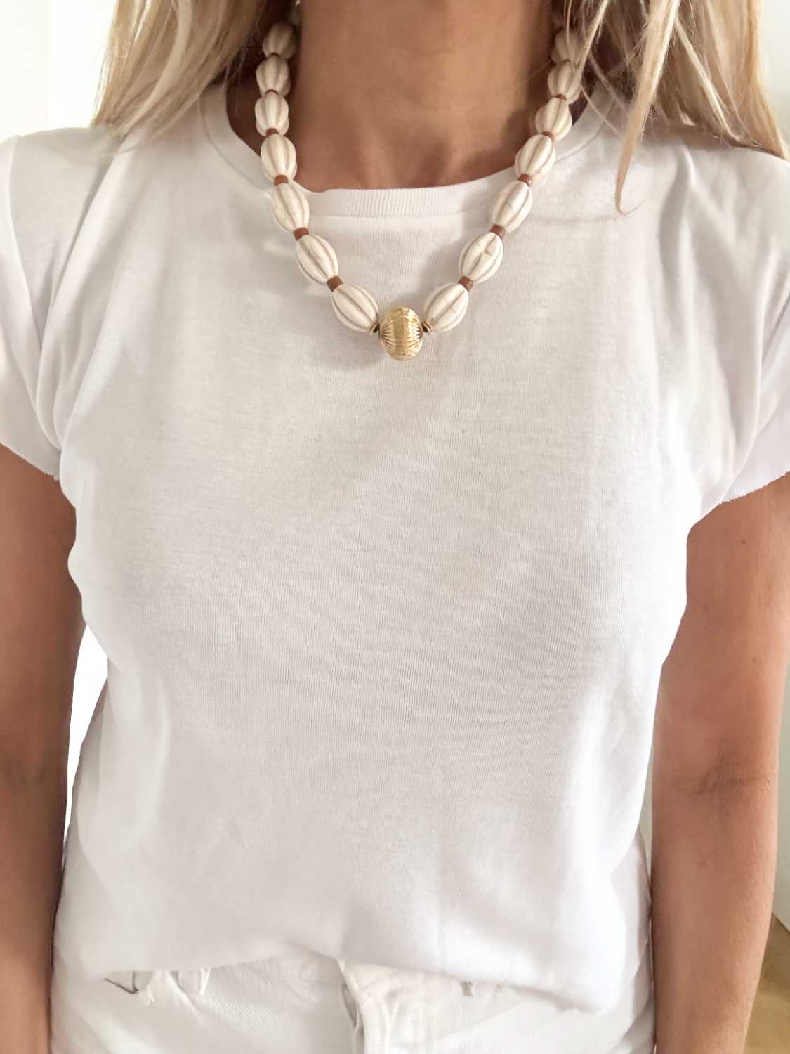 SOUL-AND-SAND-collier-choker-dune-magnesite-ivoire-terracotta-perle-doree-porte-top-blanc-mademoiselle-oups