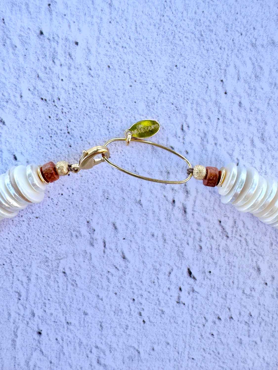 SOUL-AND-SAND-collier-choker-shell-details-fermoir-grandes-rondelles-nacre-et-bois-mademoiselle-oups Collier Shell en grandes rondelles de nacre naturelle et zoom sur le fermoir original – bijou artisanal Mademoiselle Oups